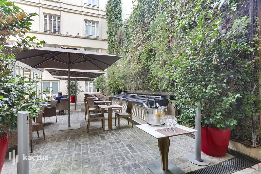 Cour intérieure avec mur végétal hotel intercontinental marceau