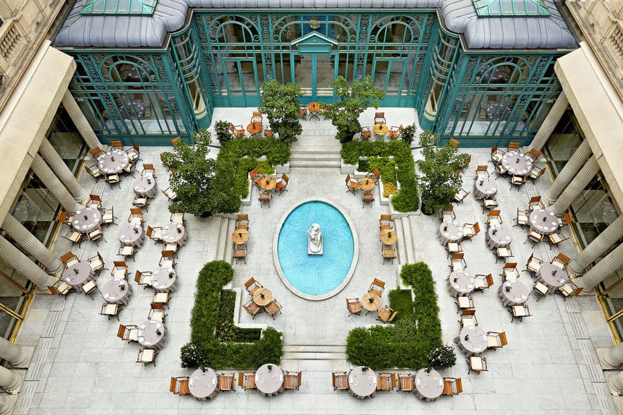 Magnifique terrasse de la cour intérieure du westin place vendôme