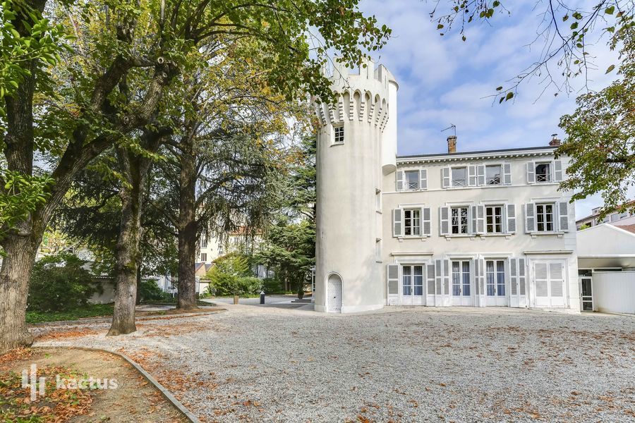 Cour arborée du Château de Montchat