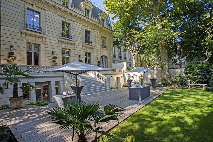 Jardin verdoyant de la Maison de la Recherche